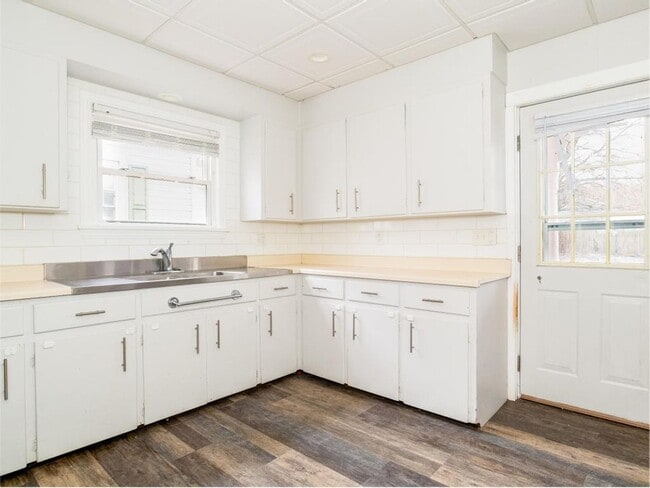 Building Photo - 506 Bryan Ave