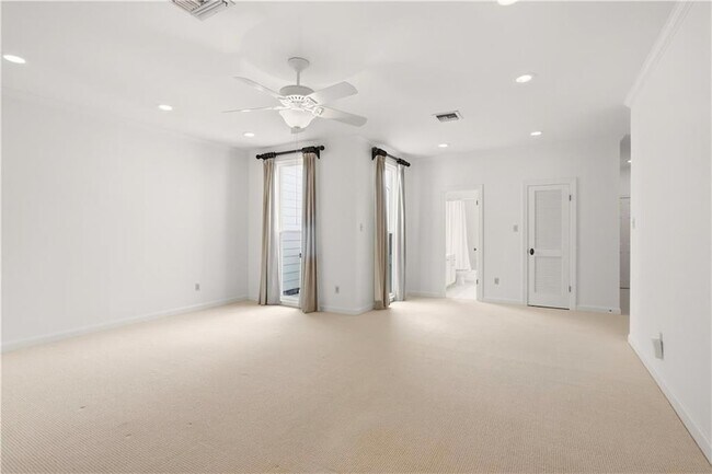 Building Photo - 2605 St Charles Ave