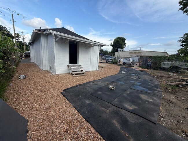 Building Photo - 304 Lockwood Dr