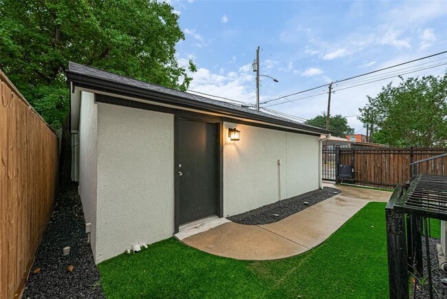 Building Photo - 1035 Herkimer St