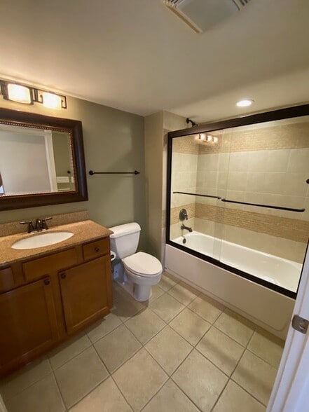 hallway bath - 1151 W 15th St