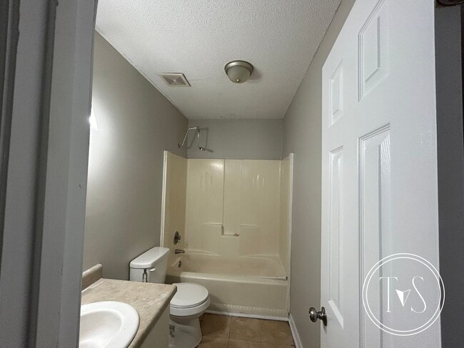 Building Photo - 528 Ashmore Rd