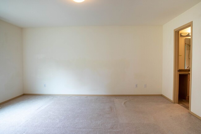 Building Photo - 1255 Burnside Pl