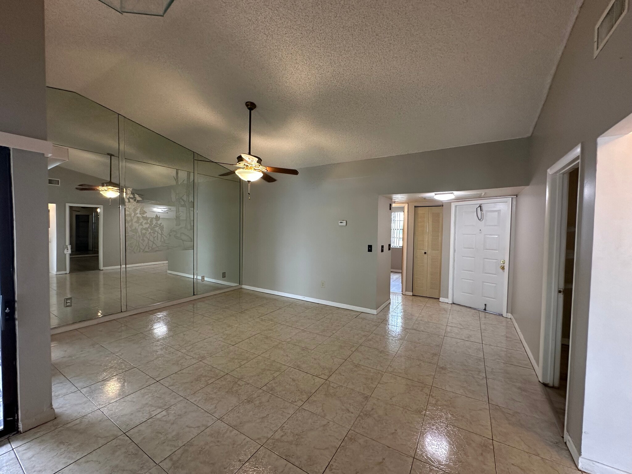 Building Photo - 1024 S Independence Dr