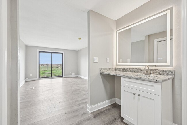 Building Photo - 1406 Busse Rd