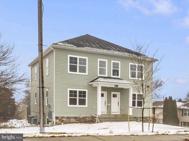 Building Photo - 406 W Green St