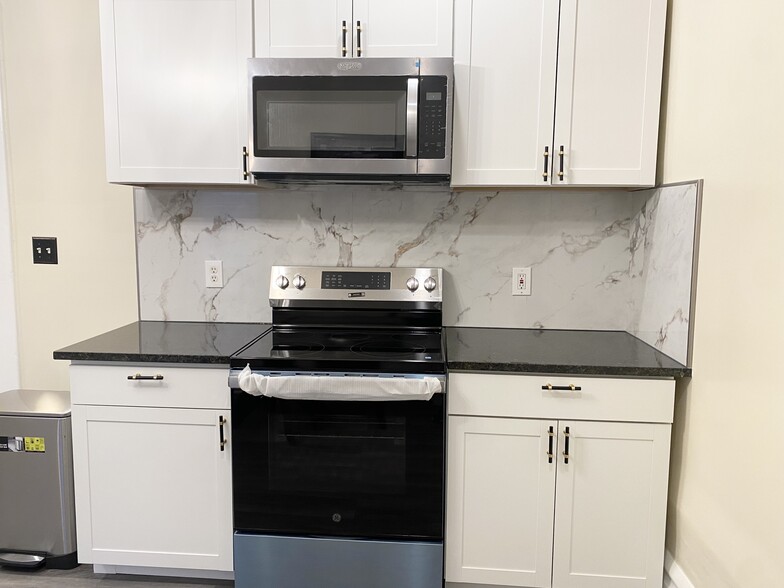 Building Photo - 1372 Neil Ave