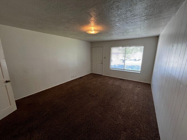 Building Photo - 568-574 E 200 S
