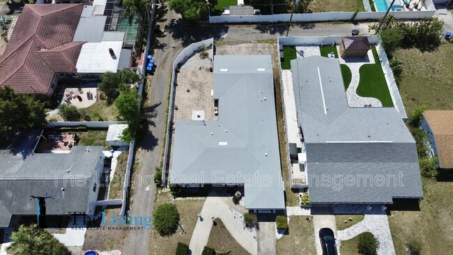 Building Photo - 4518 15th Ave N
