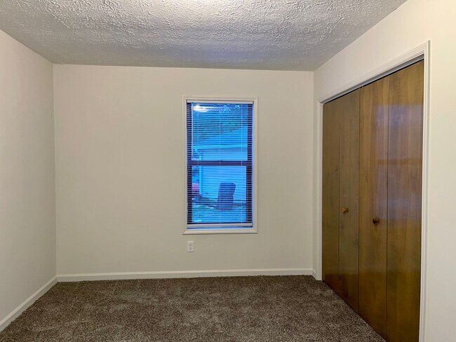 Building Photo - Spacious, Updated 3 Bed/2 Bath Ranch!