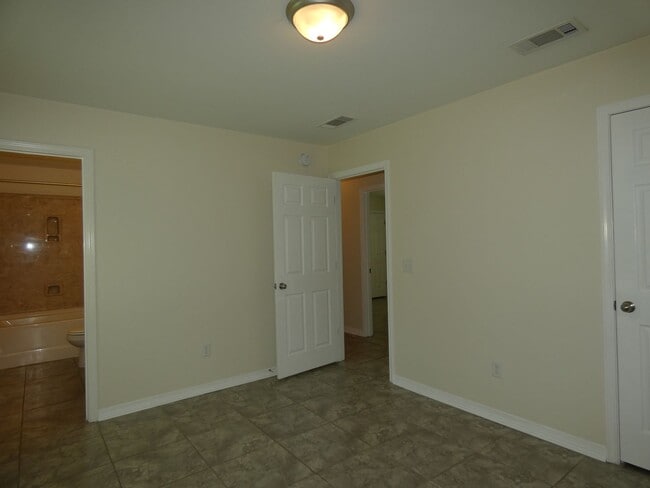 Building Photo - Charming 3-Bedroom Home - Spacious Layout