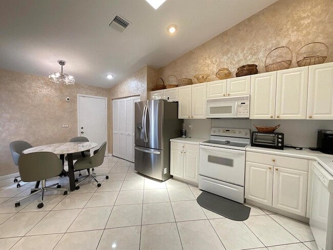Building Photo - 5574 Royal Lake Cir