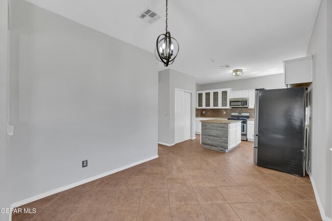 Building Photo - 14378 N Cave Dr