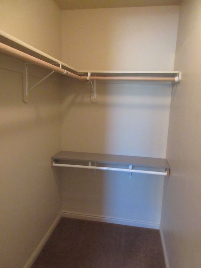Building Photo - Move-In Bonus! 3 bedroom - 2 bathroom twin...