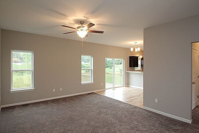 Building Photo - 4 Bedroom, 3 bath close to University.