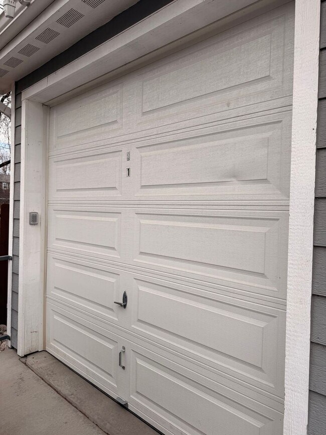 Building Photo - 525 E Kiowa St