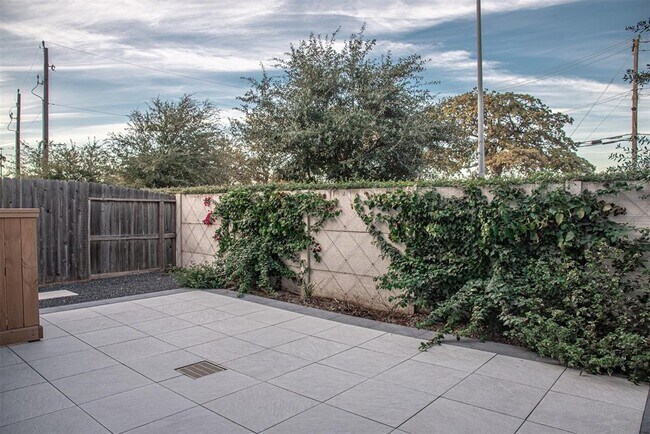 Building Photo - 211 Club Crest Ln