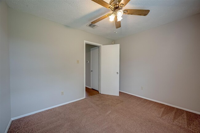 Building Photo - 1126 W Belgravia Dr