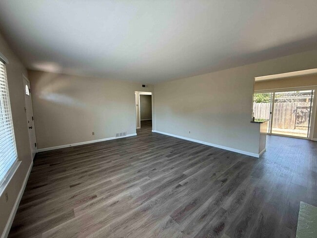 Building Photo - Great 2 Bedroom Duplex
