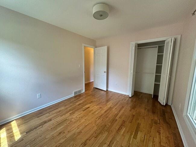Building Photo - Large 4 bedroom ranch in Forest Hills