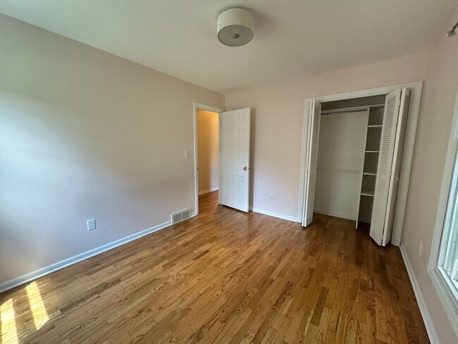 Building Photo - Large Four Bedroom Ranch in Forest Hills!