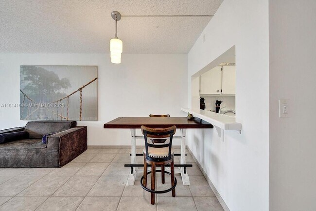 Building Photo - 1911 Sabal Palm Dr