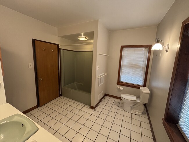 U/S BATHROOM - 235 4th St