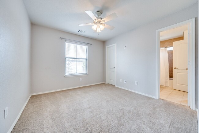 Building Photo - 3 Bedroom/2.5 Bath Pecan Hill Subdivision