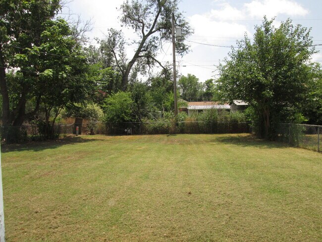 Building Photo - (3) Bed/(1) Bath w/ Carport Available NOW!