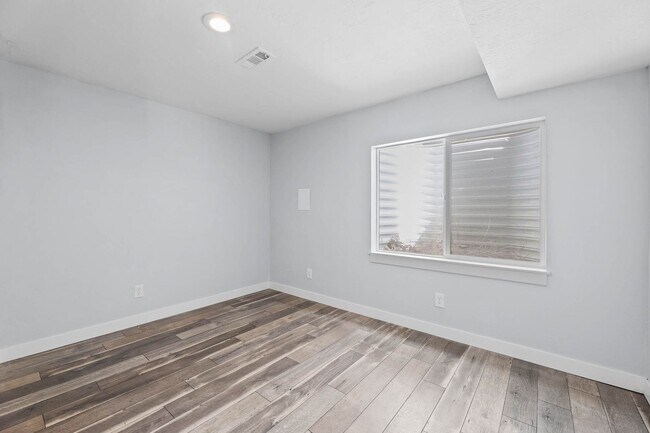 Building Photo - 6 Bedroom 3.5 Bathroom House in Saratoga Springs!