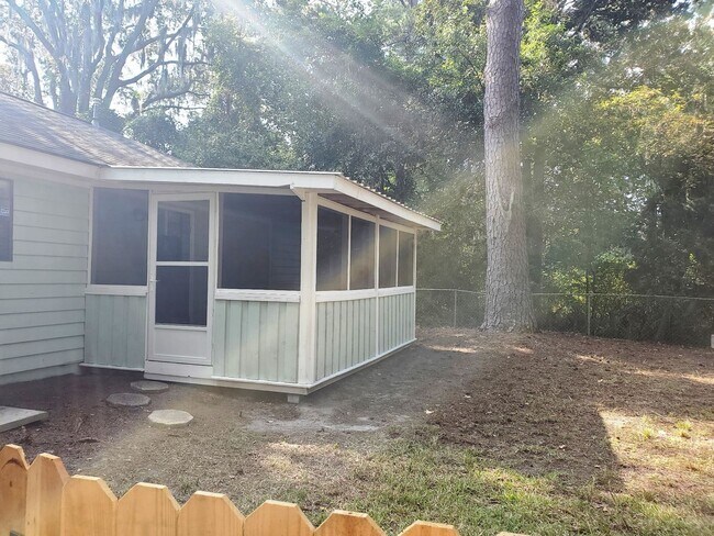 Building Photo - **Newly remodeled kitchen **  2 bedroom, 2bath Isle of Hope home with fenced in backyard and scre...