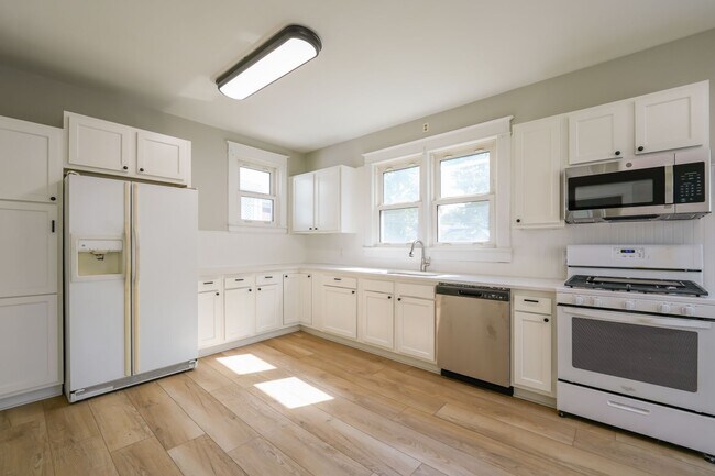 Building Photo - Check out this gem in Schnitzelburg!!