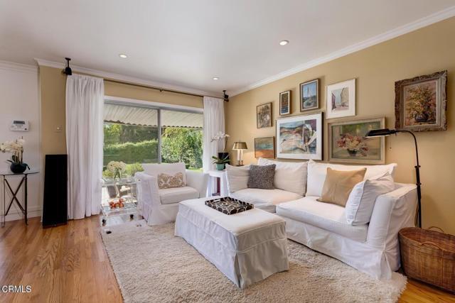 Building Photo - 807 N Doheny Dr