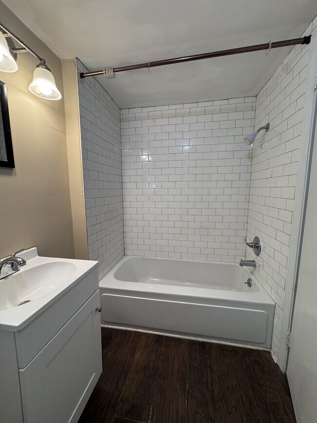 Building Photo - 420 Jackson Park Rd