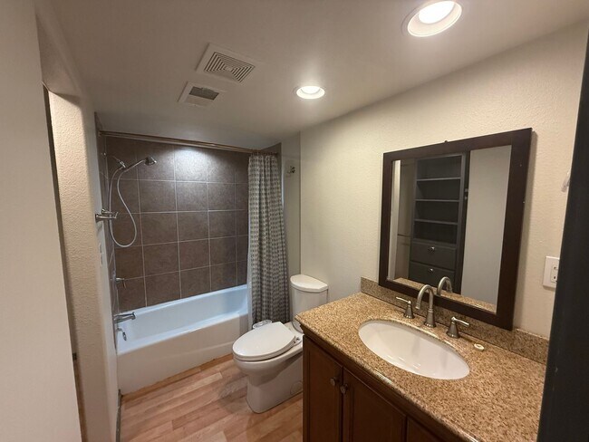 Building Photo - 2618 22