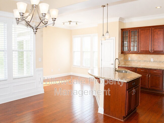 Building Photo - 1025 Governess Ln