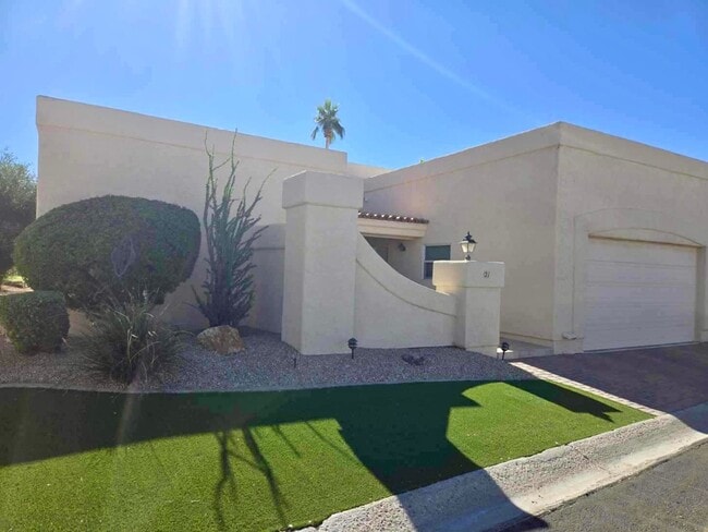 Building Photo - Large townhouse located on the golf course...