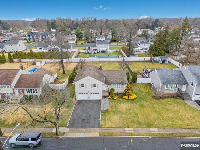 Building Photo - 327 Webster Dr