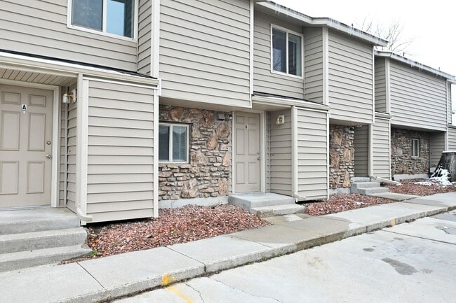 Building Photo - 2 bed 1 Bath townhouse