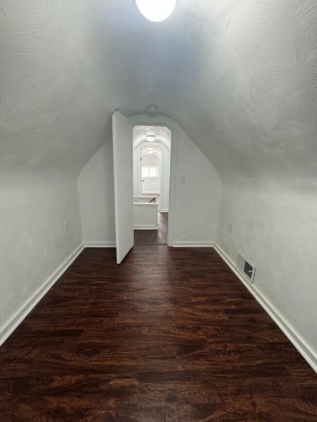 Building Photo - Spacious 4-Bed 2-Bath House!!