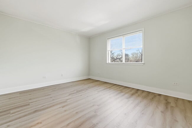 Building Photo - 382 Oak Trails Rd