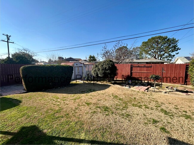 Building Photo - Charming 3 Bed/2 Bath 55+ Kern City Home w...