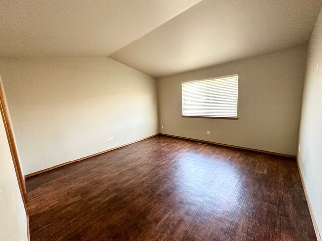 Building Photo - Spacious 3 Bedroom 2 Bathroom Home Now Available