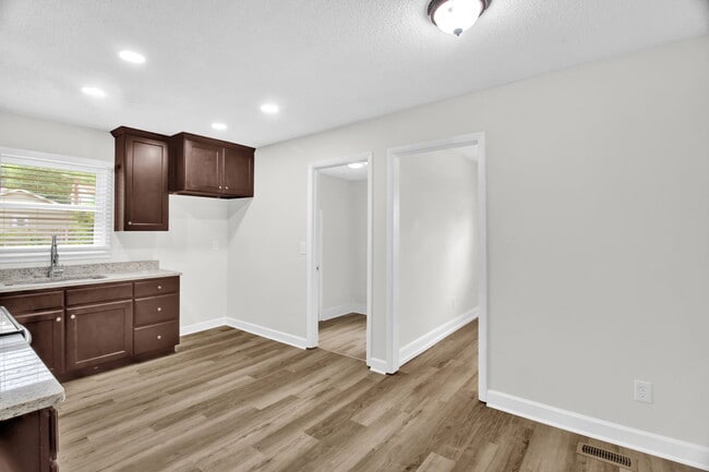 Building Photo - 3 Lord Foxley Ct