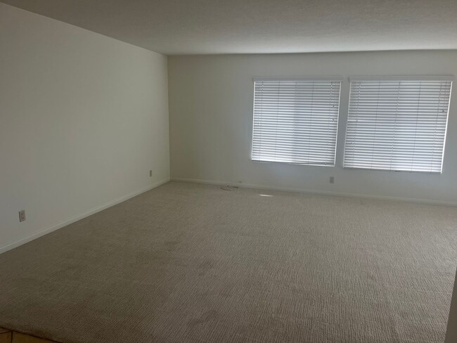 Building Photo - FANTASTIC CONDO IN THE HEART OF BELMONT SHORES/BLUFF PARK!