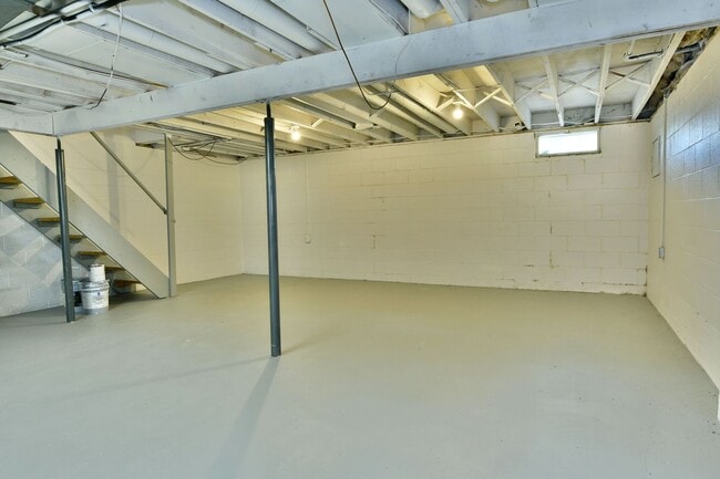 Building Photo - 460-462-462 Fowler St
