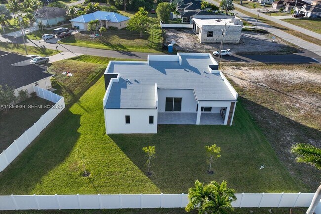 Building Photo - 5 SW 26th Pl