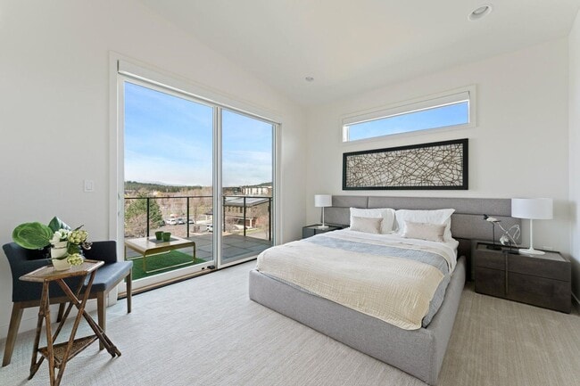 Building Photo - 4Bed 3.5 Bath - Views - Studio