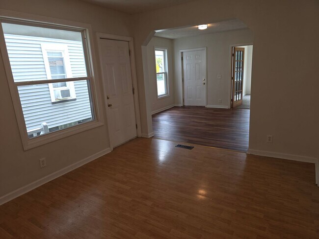 Building Photo - South Wedge Large 2 Bedroom Half House 1st...