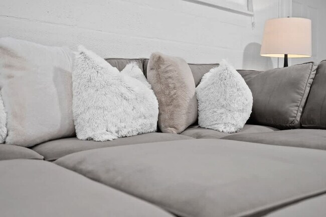 Building Photo - 704 NE 2nd St